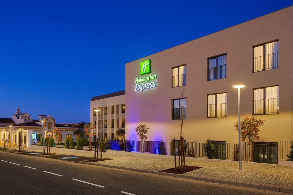 エヴォラにあるHoliday Inn Express Évora by IHGの側面に看板がある建物