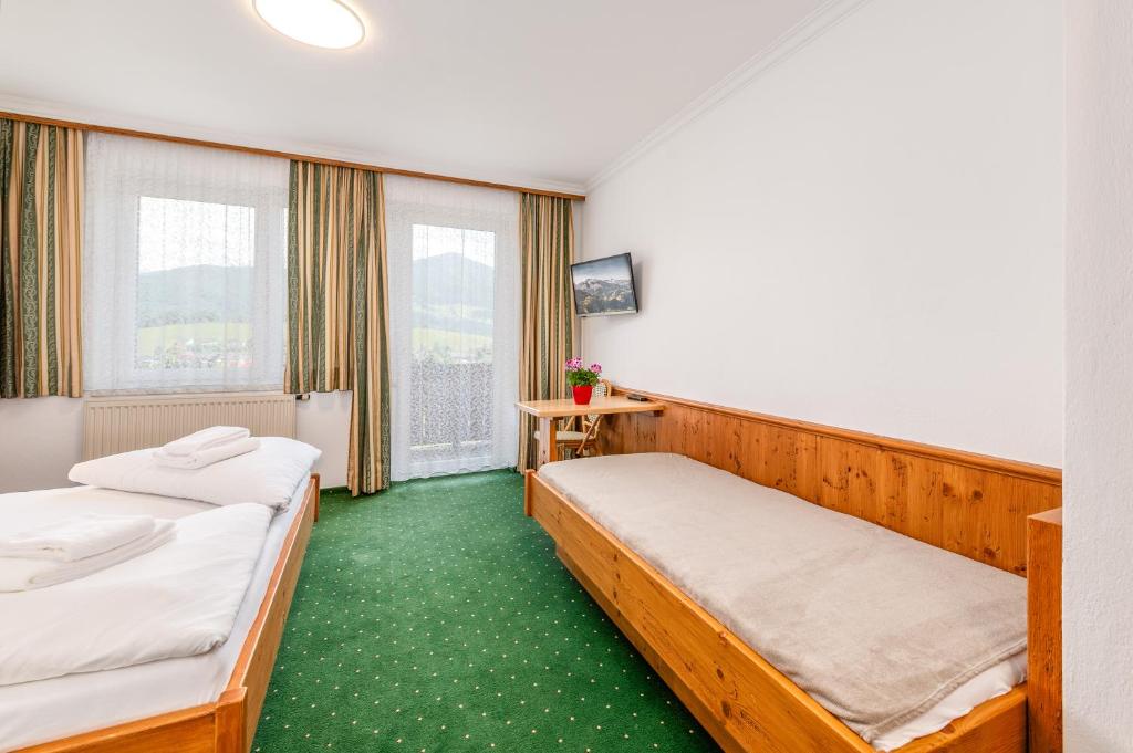 Postel nebo postele na pokoji v ubytování s'Wirtshaus by Alpine Genusswelten