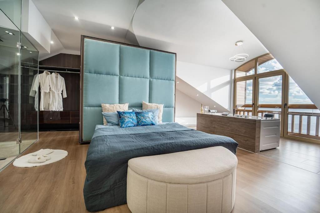 班斯科Host2U Penthouse Sauna, Jacuzzi, Fireplace的卧室里有一张大床，上面铺着蓝色毯子