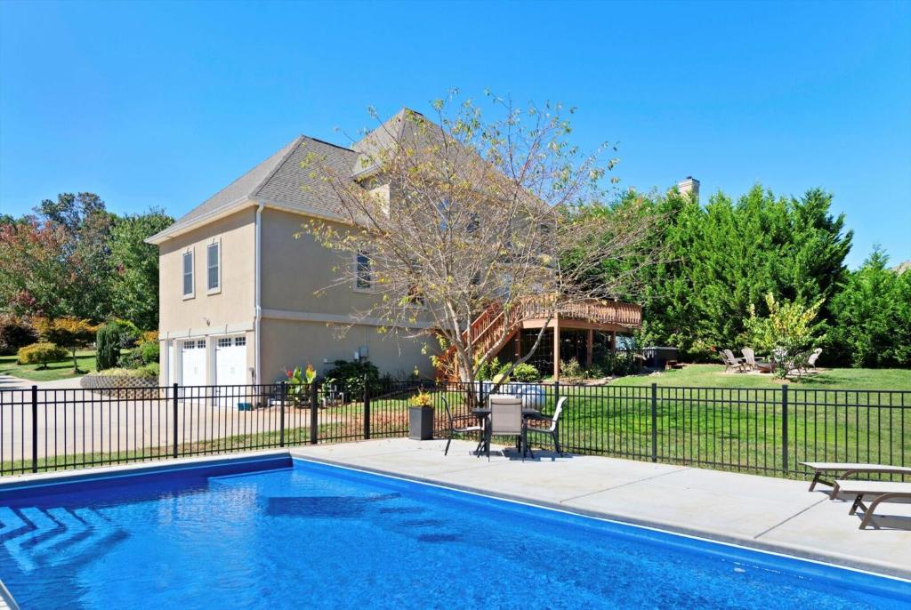 una piscina con recinzione e una casa di Premium WIFI! Luxurious Home in ASHEVILLE with PRIVATE Hot tub! ad Asheville