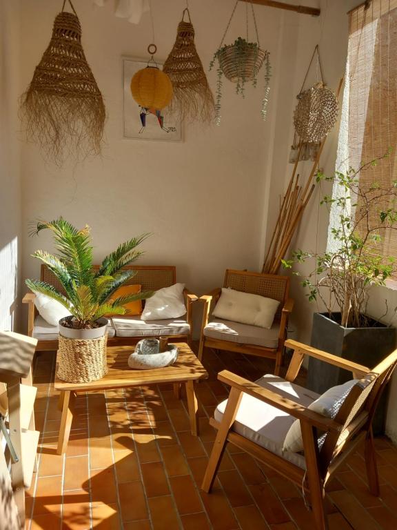 un salon avec des tables, des chaises et des plantes dans l'établissement Appartement au coeur du centre historique, à Narbonne
