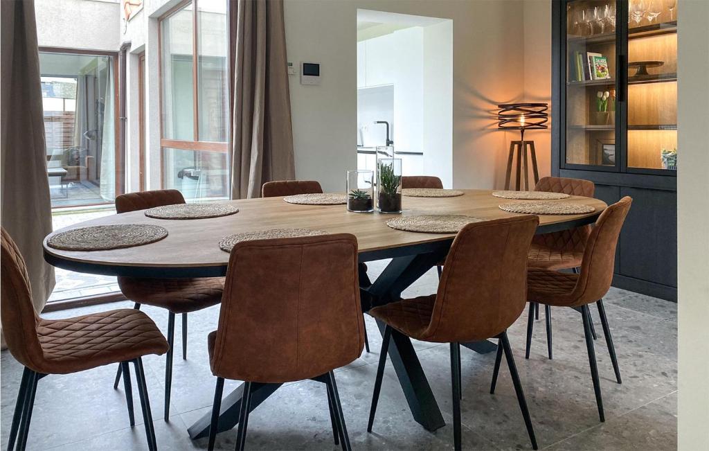 Posezení v ubytování 4 Bedroom Awesome Home In Diksmuide