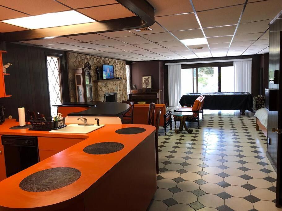 Posezení v ubytování Hoboken! The Cozy Mandarin! Entire Unit , Castle Point Neighborhood!