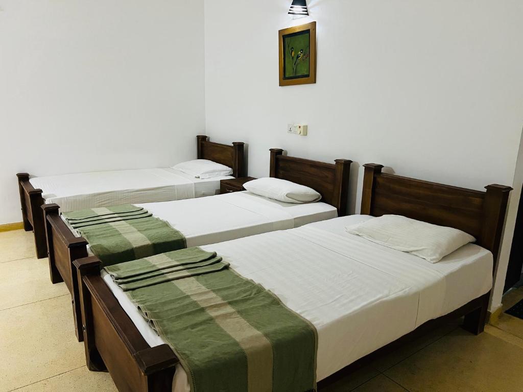 Postel nebo postele na pokoji v ubytování Kingfisher Resort & Retreat Sigiriya