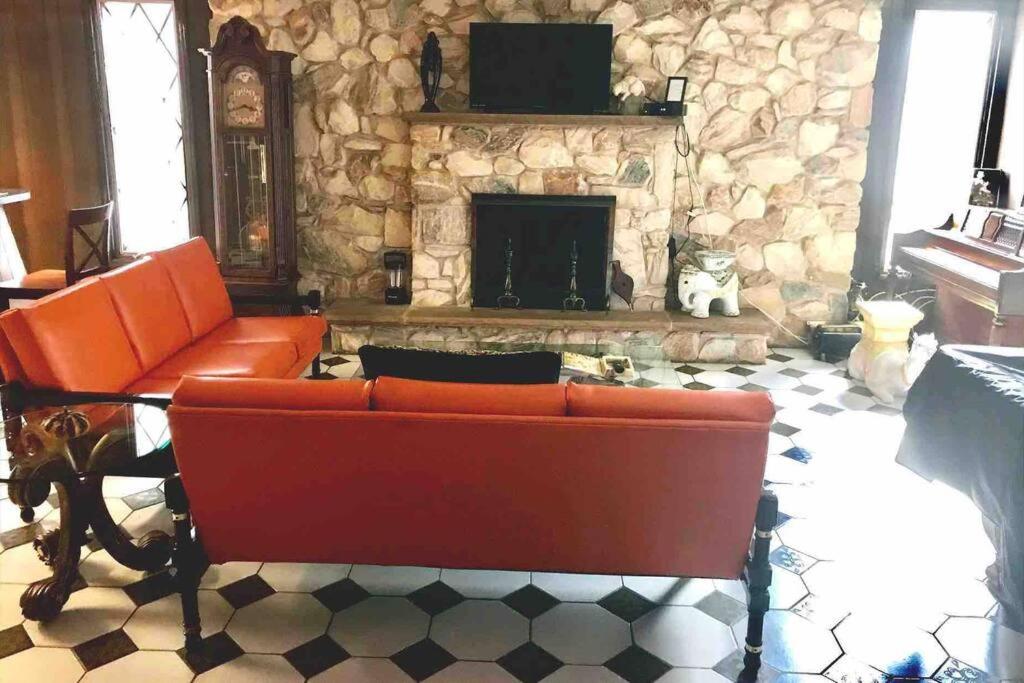 Posezení v ubytování Hoboken! The Cozy Mandarin! Entire Unit , Castle Point Neighborhood!