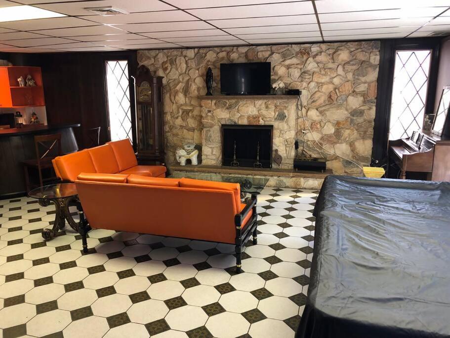 TV a/nebo společenská místnost v ubytování Hoboken! The Cozy Mandarin! Entire Unit , Castle Point Neighborhood!