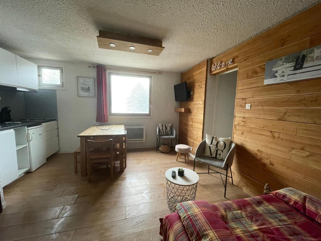 レ・デュー・アルプにあるT2 cosy, pieds des pistes 4 pers. centre stationのリビングルーム(キッチン、テーブル付)