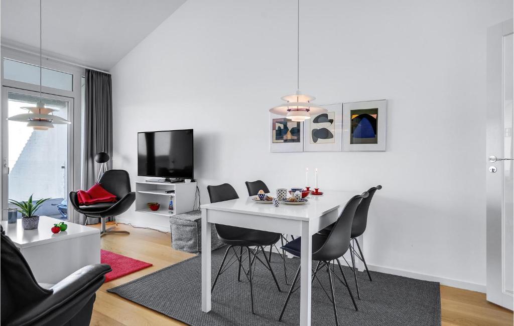 TV a/nebo společenská místnost v ubytování 2 Bedroom Cozy Apartment In Ebeltoft