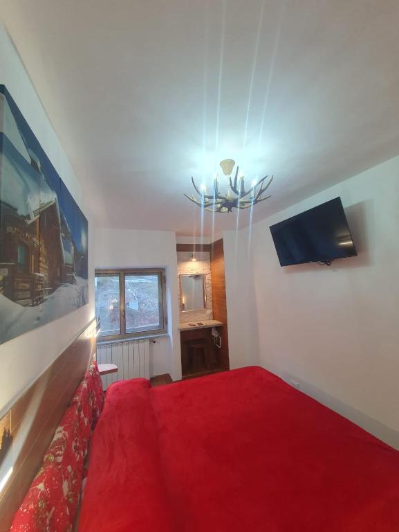 TV a/nebo společenská místnost v ubytování Il RIFUGIO DELLO SCIATORE RESIDENCE PARADISO