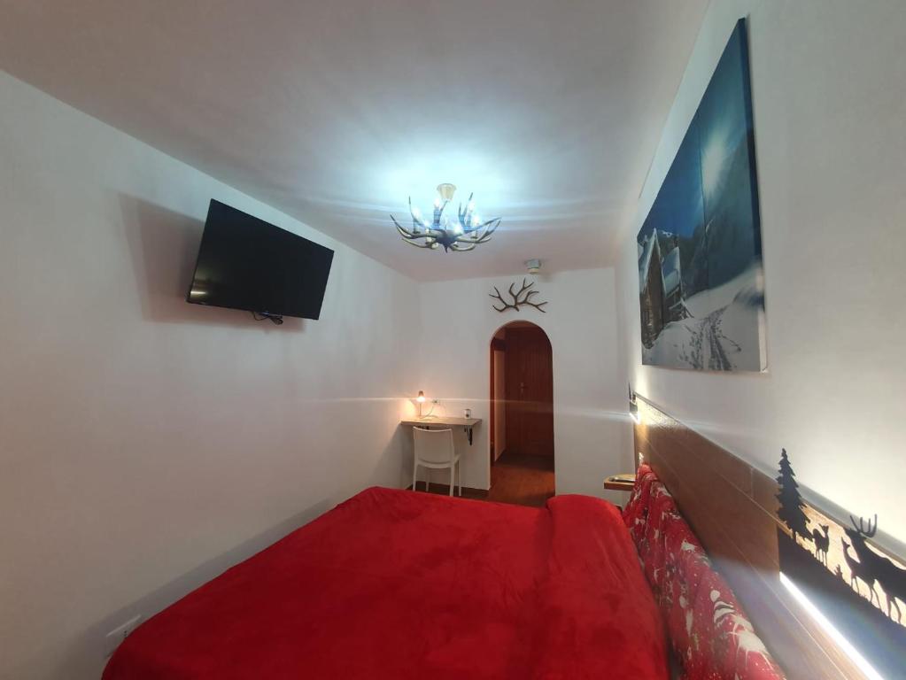TV a/nebo společenská místnost v ubytování Il RIFUGIO DELLO SCIATORE RESIDENCE PARADISO