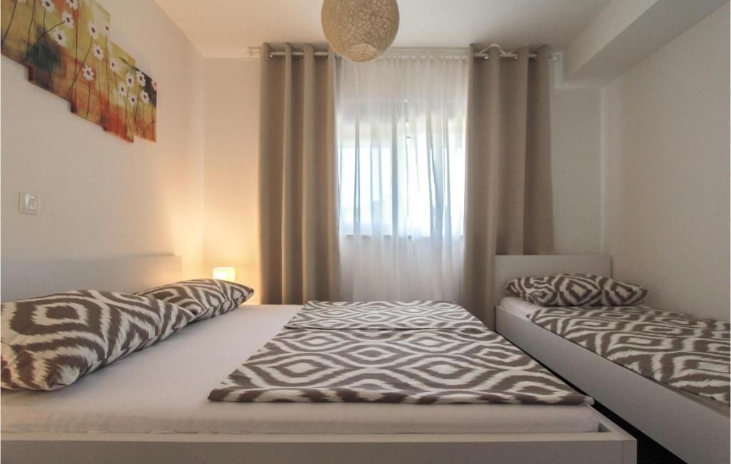 Posteľ alebo postele v izbe v ubytovaní Lovely Apartment In Okrug Gornji