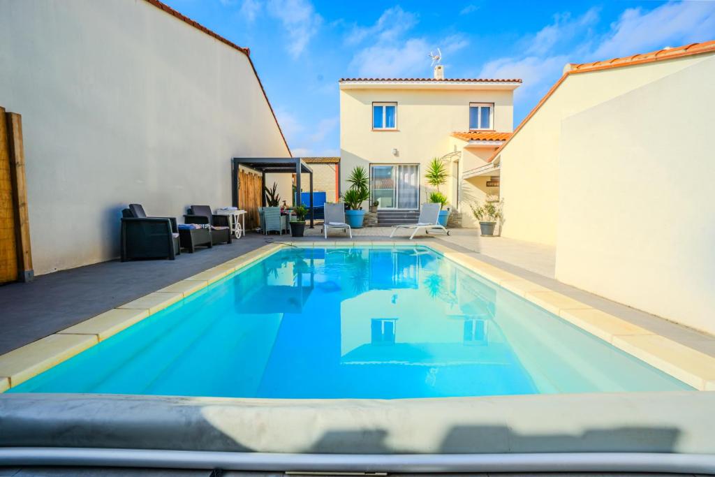 Bazén v ubytovaní La villa de Domi 4 chambres piscine alebo v jeho blízkosti
