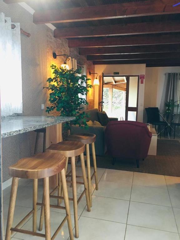 Uma área de estar em Fantatic Holiday House