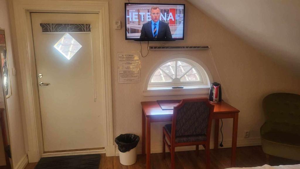 TV a/nebo společenská místnost v ubytování Hotell Mikaelsgården