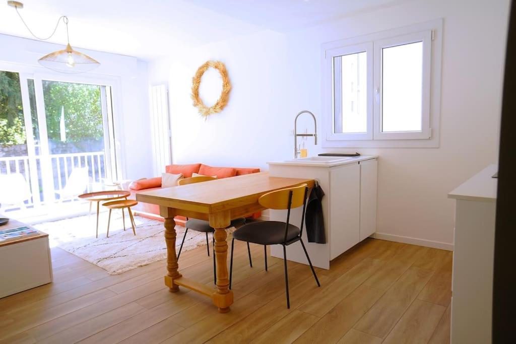 une cuisine et un salon avec une table et un canapé dans l'établissement Le Petit Félix, à 2 pas du lac & du centre ville, à Annecy