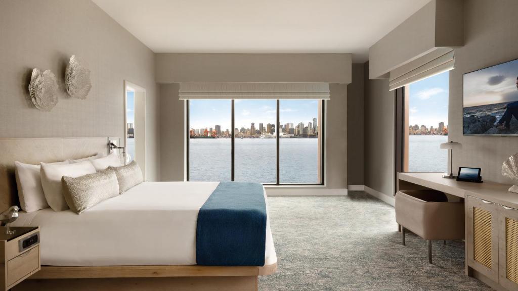 Postel nebo postele na pokoji v ubytování Seaside Hotel North Vancouver