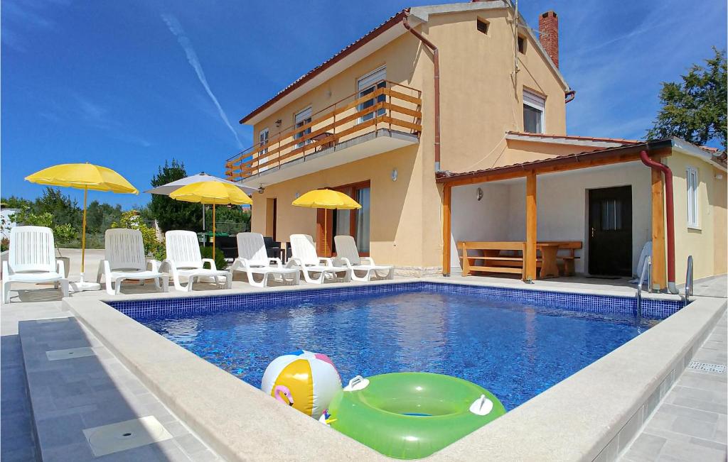 3 Bedroom Beautiful Home In Muntic