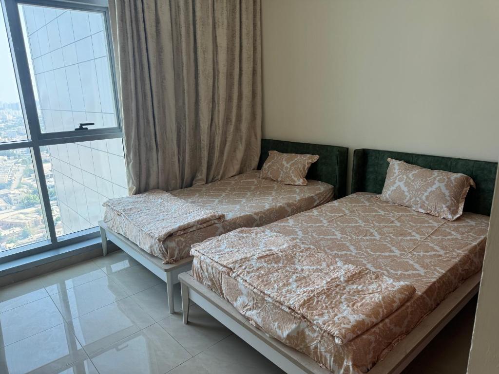 Postel nebo postele na pokoji v ubytování Ajman Luxurious Holiday Homes