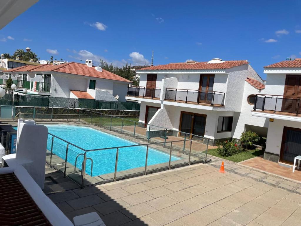 vista sulla piscina di fronte a una casa di San Agustín BeachSun Relax a San Bartolomé