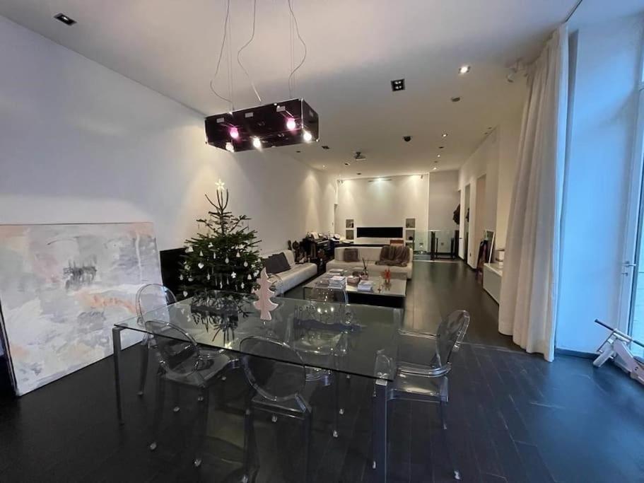 - un salon avec une table en verre et un arbre de Noël dans l'établissement Appartement-maison Petite France, à Strasbourg