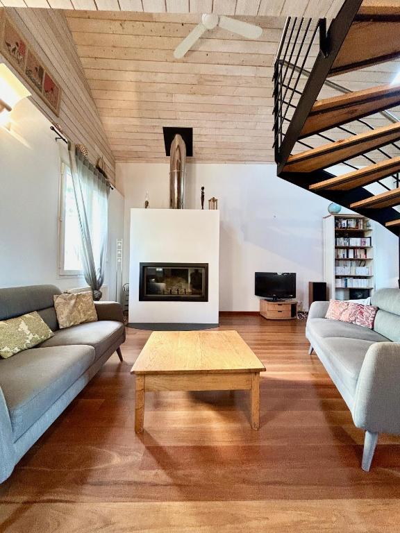 un soggiorno con due divani e un tavolino da caffè di LAbri-Côtier - Maison chaleureuse - Jardin a Tolosa