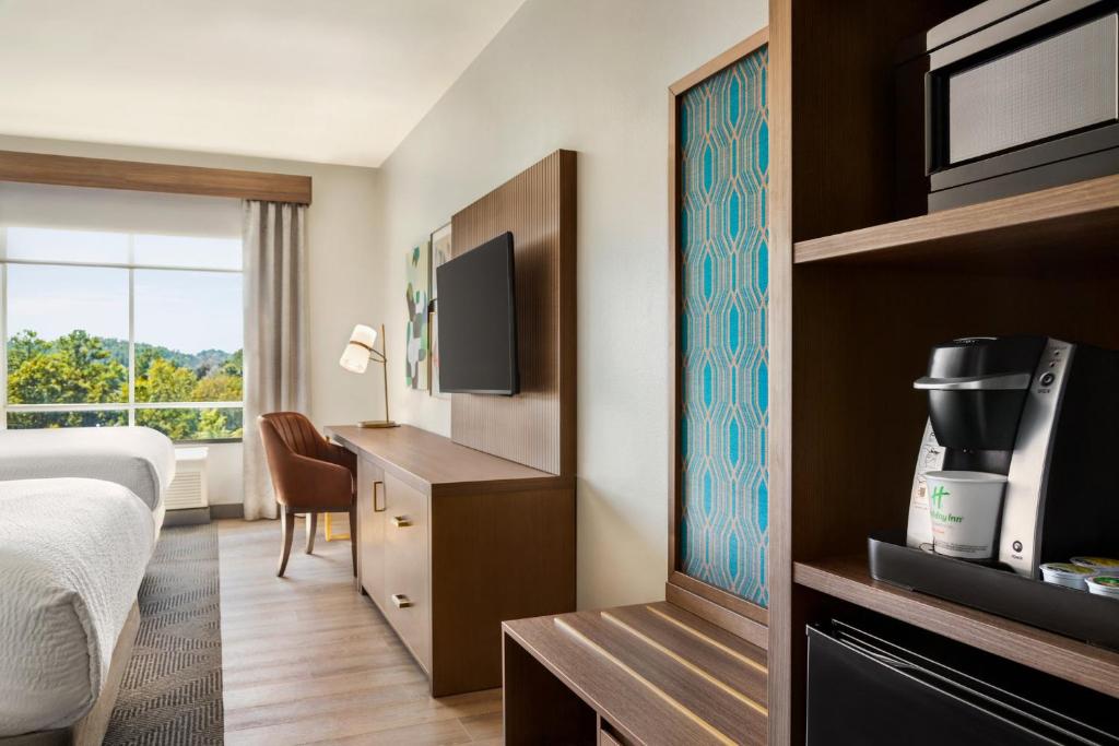 Holiday Inn Birmingham - Hoover, an IHG Hotel - Standard Room With Two Queen Beds
