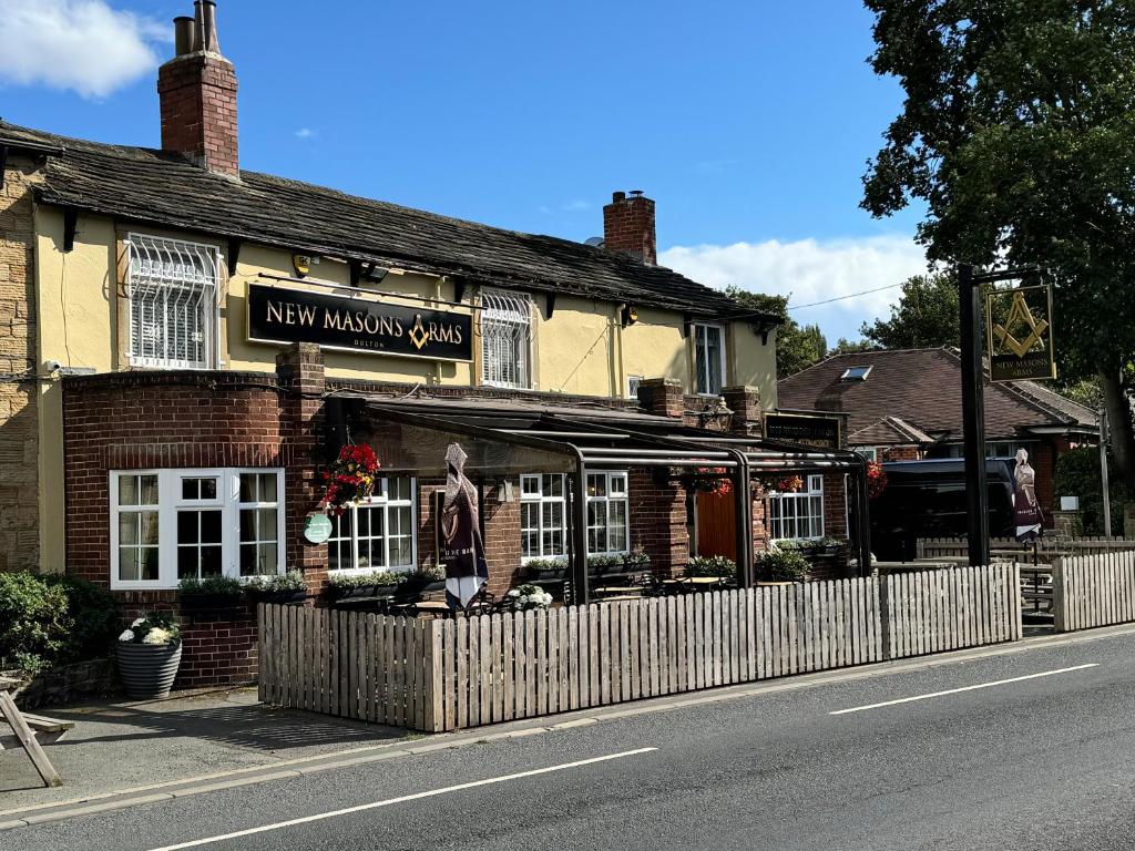 un edificio al costado de una calle en New Masons Arms, en Leeds