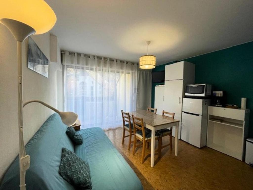 Cette chambre comprend un lit, une table et une cuisine. dans l'établissement Résidence Hameau Thermes Ii - HAMEAU DES THERMES 4 personnes proche du télécabine MAE-6034, à Saint-Lary-Soulan
