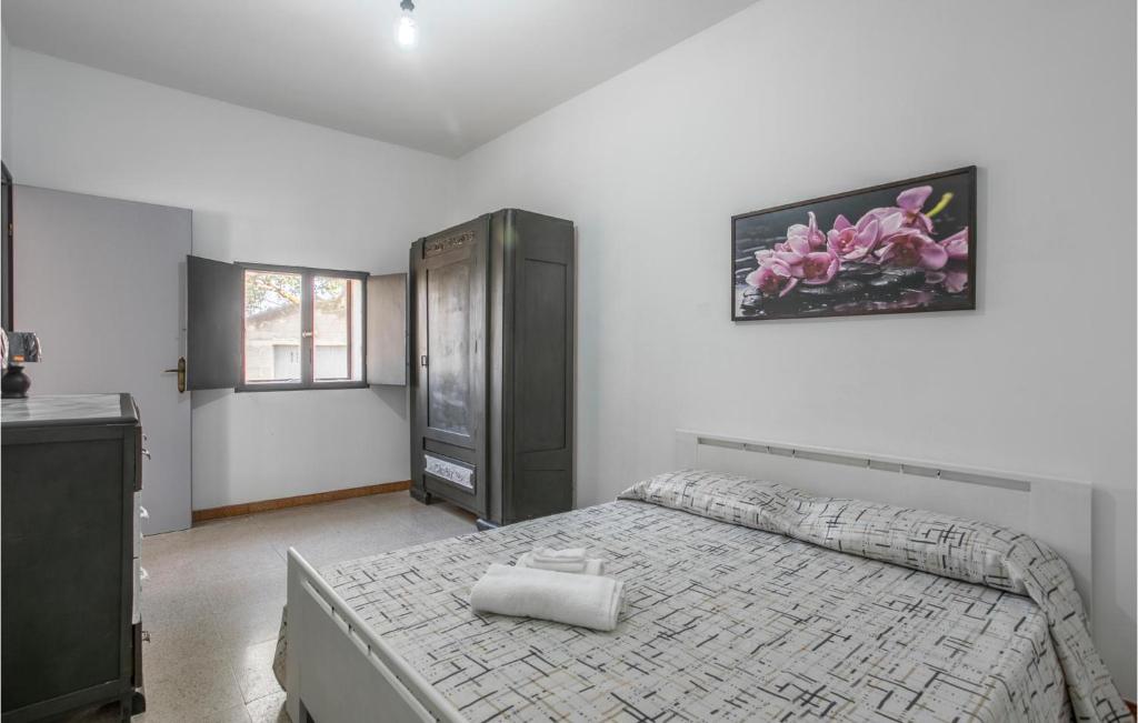 A bed or beds in a room at Nice Home In Modica With Wifi
