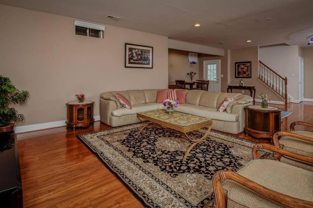 een woonkamer met een bank en een tafel bij Great value 2 bedroom 1 bath in Manassas