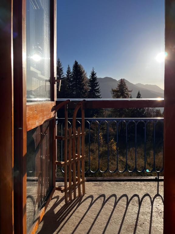 un balcon avec vue sur les montagnes dans l'établissement Appartement Perriand Les Arcs 1800, à Arc 1800