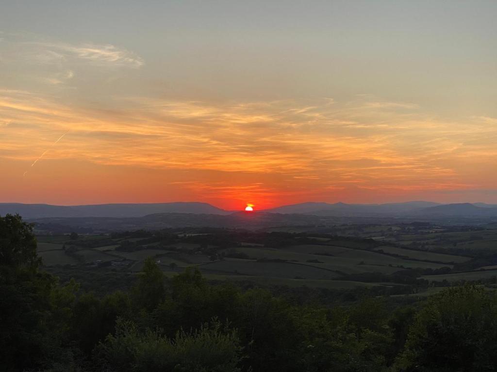 Východ nebo západ slunce při pohledu z prázdninového domu nebo okolí