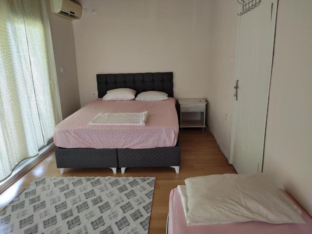 A bed or beds in a room at Garden Prizma Rooms&Aparts