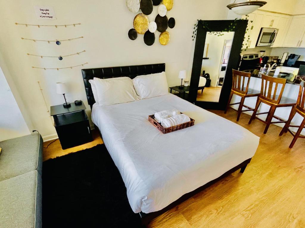 Executive Suite at Crystal City - 1BR, Metro, Gym, Pool, Sauna, 2 Queen Beds - Two-Bedroom Apartment