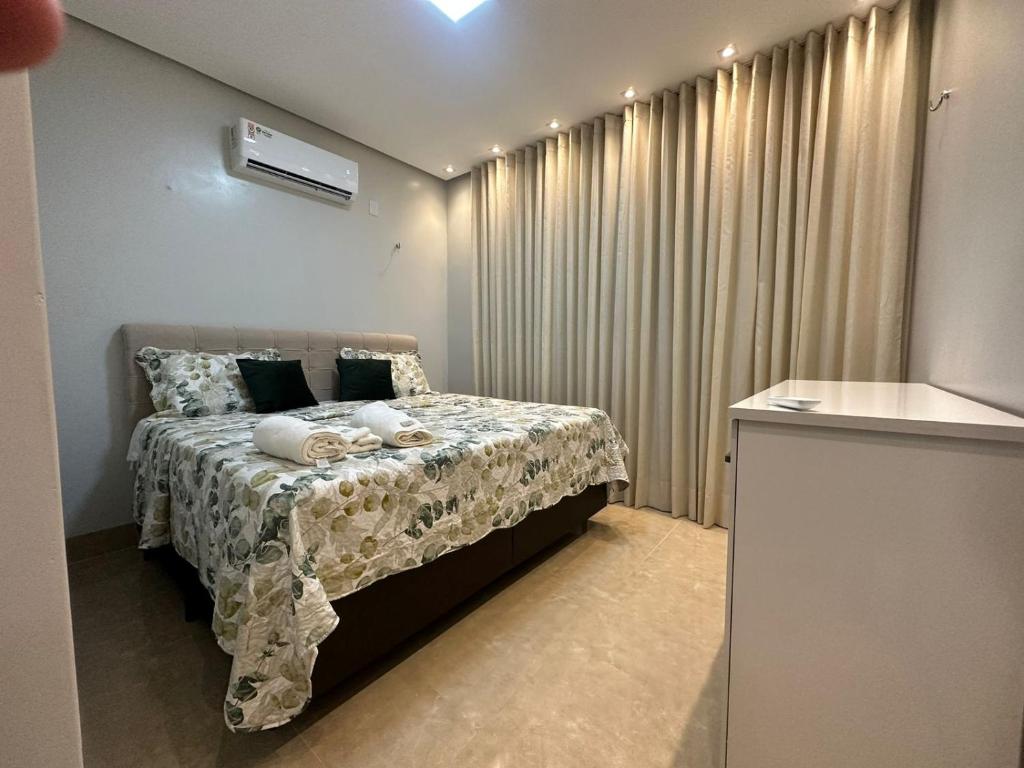 Ένα ή περισσότερα κρεβάτια σε δωμάτιο στο Apartamento Sofisticado Alter do Chão Ilha Bela Residence