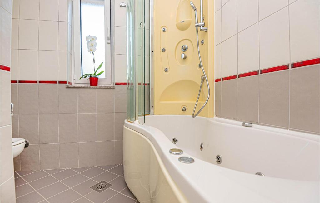Kúpeľňa v ubytovaní 4 Bedroom Stunning Home In Brodarica