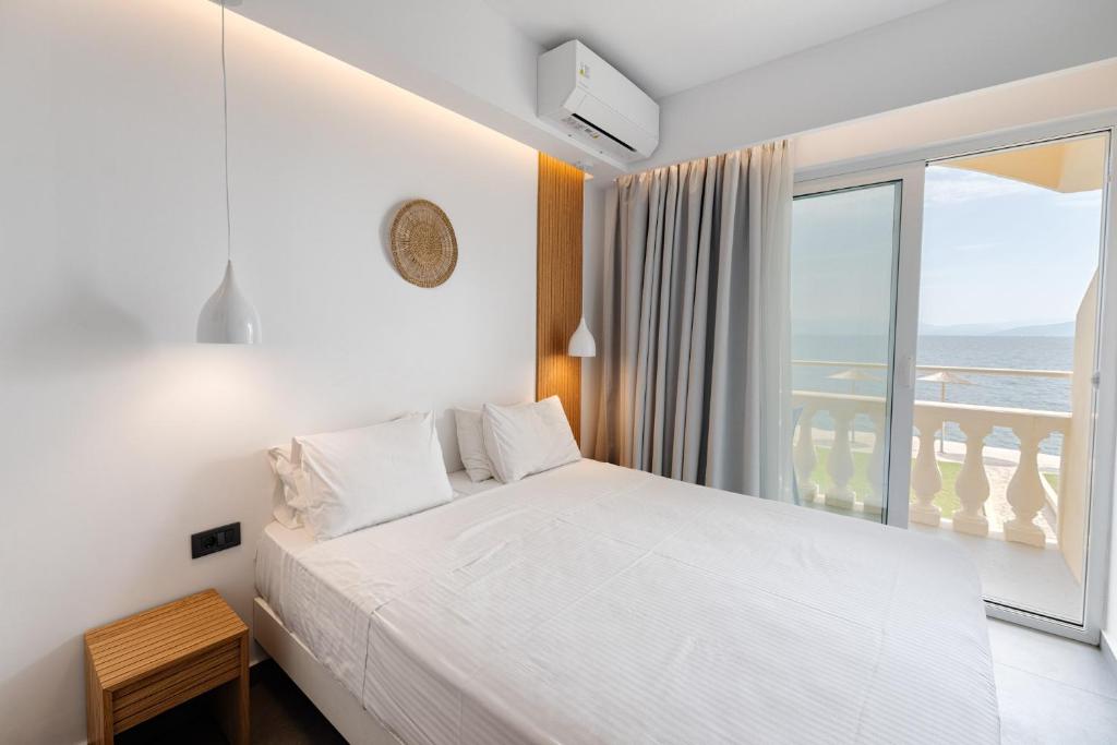 Posteľ alebo postele v izbe v ubytovaní Pontikonisi Hotel & Suites