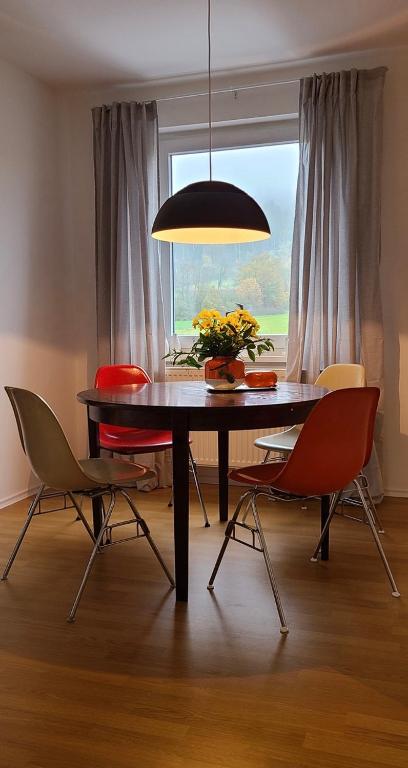 a dining room with a table with chairs and a window at Ferien-und Monteurwohnung 'Friedersdorfer Mühle' in Pressig