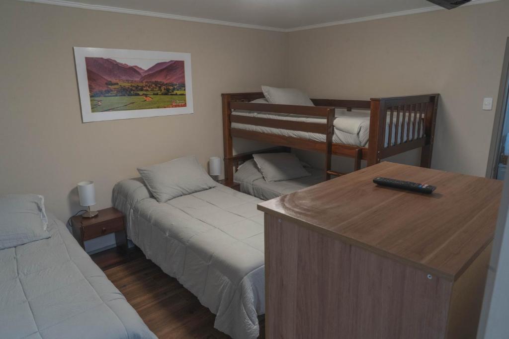Postel nebo postele na pokoji v ubytování Alternativo Hostales