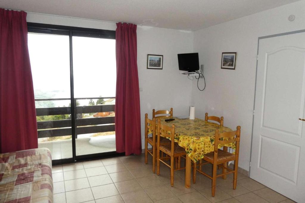une salle à manger avec une table avec des chaises et une télévision dans l'établissement Résidence Gardette - Appartement t2 pour 6 personnes proche place à Réallon B31 MAE-8481, à Réallon