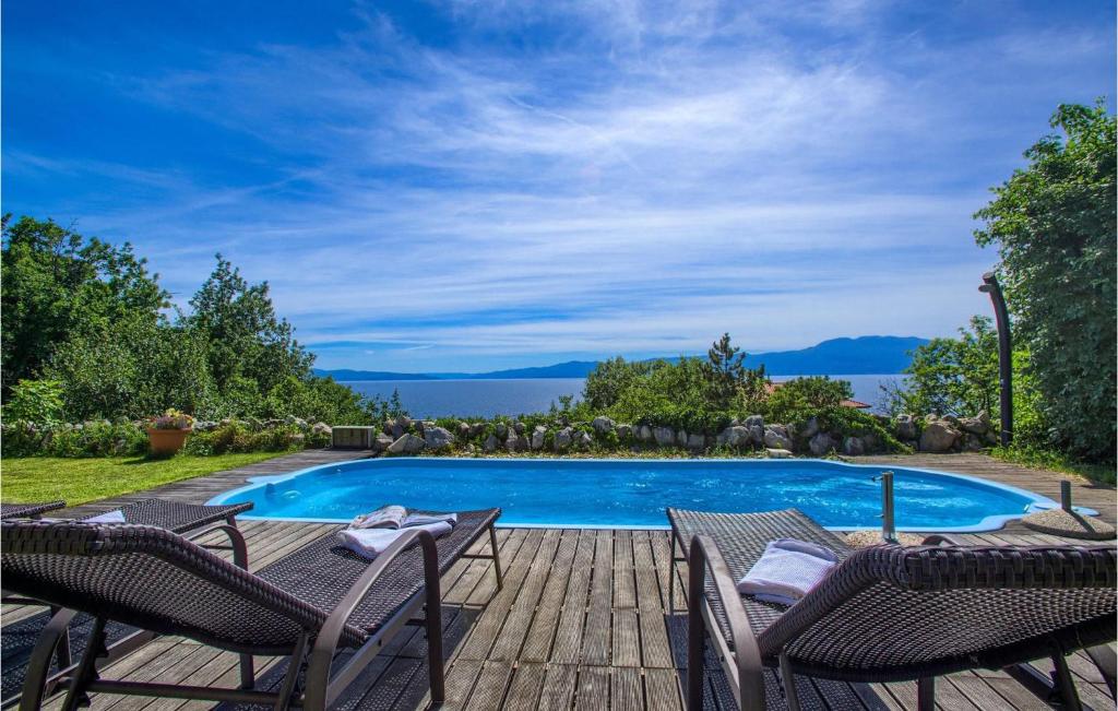 ŽurkovoにあるVilla House Iverの椅子とプールのあるパティオ