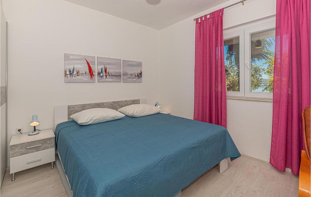 Posteľ alebo postele v izbe v ubytovaní 4 Bedroom Beautiful Home In Raslina