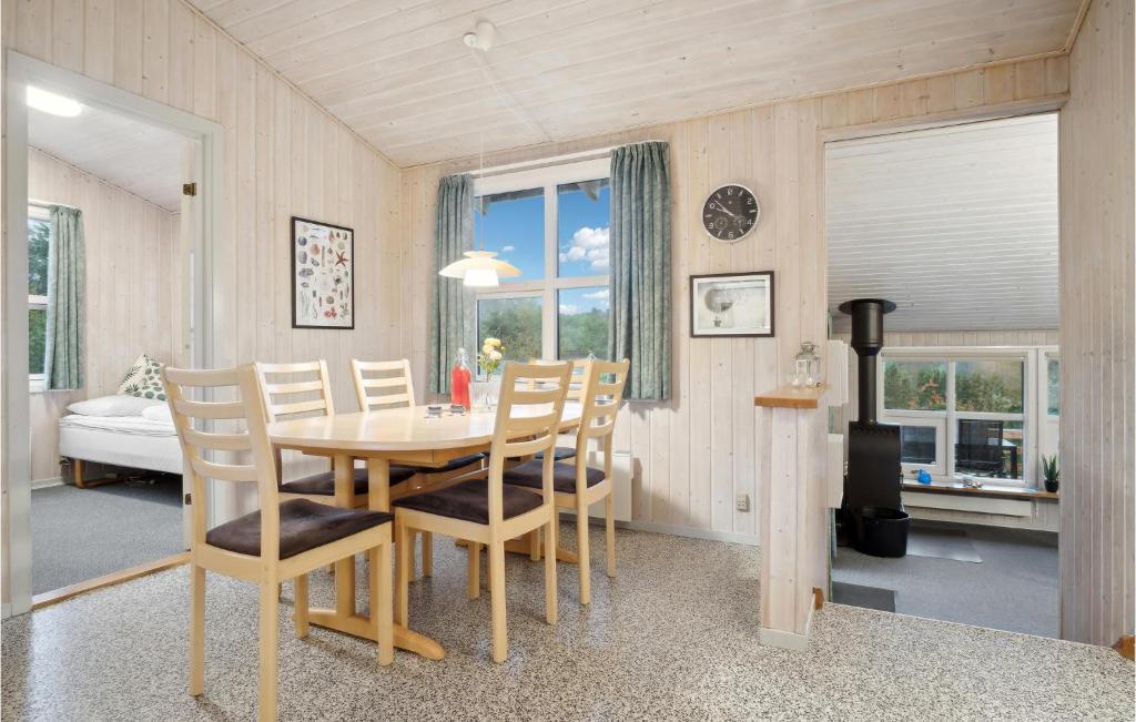 Kuchyň nebo kuchyňský kout v ubytování 4 Bedroom Pet Friendly Home In Ebeltoft