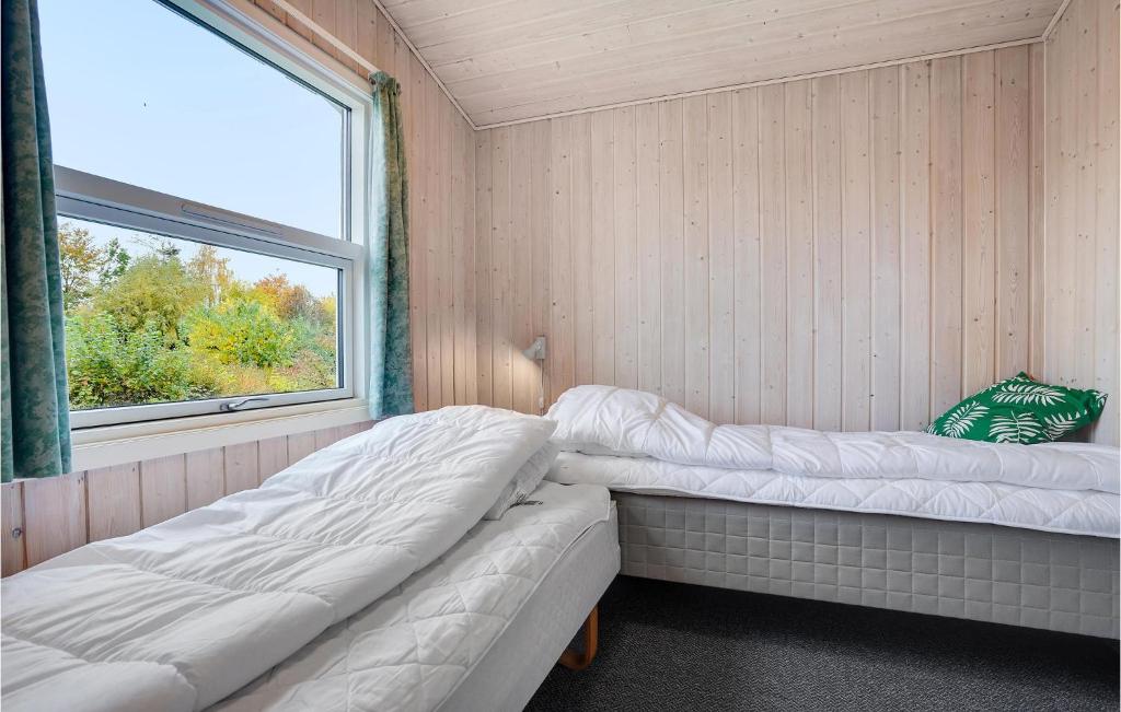 Postel nebo postele na pokoji v ubytování 4 Bedroom Pet Friendly Home In Ebeltoft