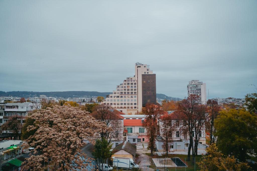 Nespecifikovaný výhled na destinaci Varna nebo výhled na město při pohledu z apartmánu