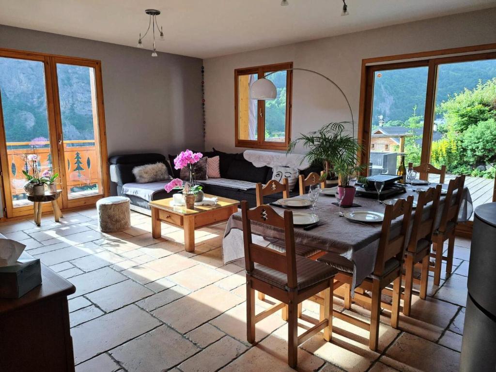 un salon avec une table, des chaises et un canapé dans l'établissement Chalet Au Bois Joli - Chalet 4 pour 8 personnes exposé Sud-Est MAE-5141, à Valloire
