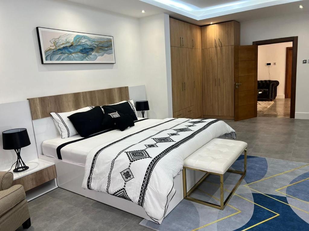 Giường trong phòng chung tại The Luxury Spacious 4 bedroom Villa