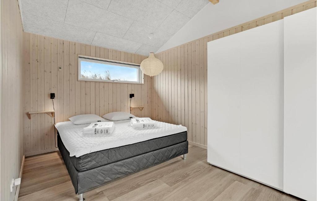 Postel nebo postele na pokoji v ubytování Nice Home In Løkken With Sauna