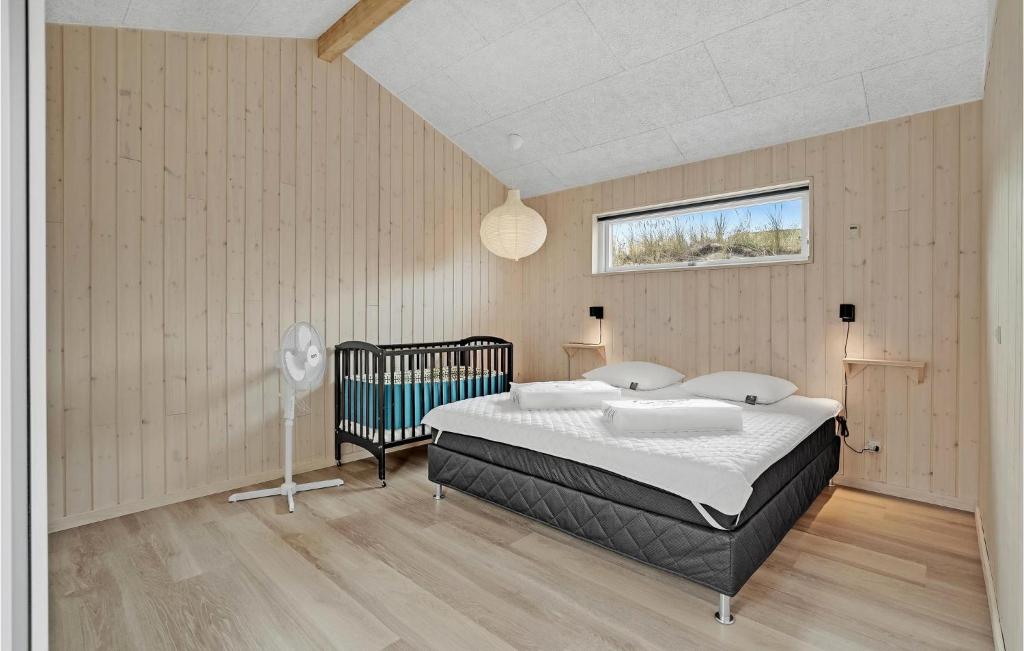 Postel nebo postele na pokoji v ubytování Nice Home In Løkken With Sauna