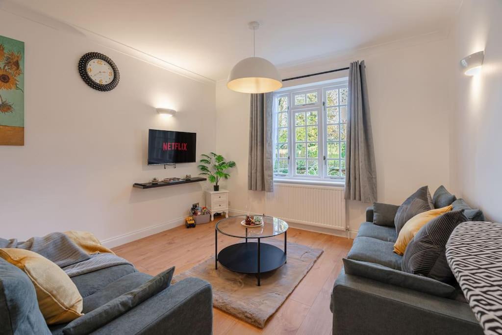 una sala de estar con un sofá y una mesa en Stylish Putney Family Home-Close to Central London, en Londres